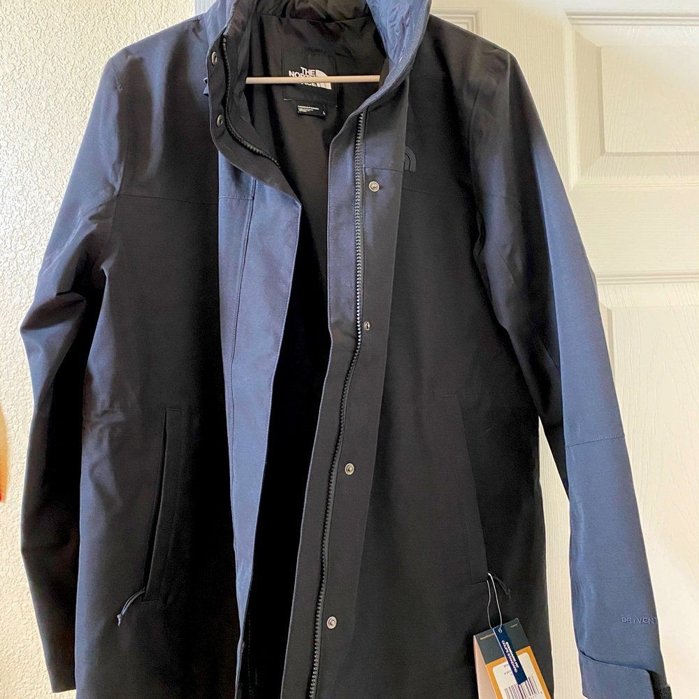 NWT! The Northface women’s raincoat with hood.